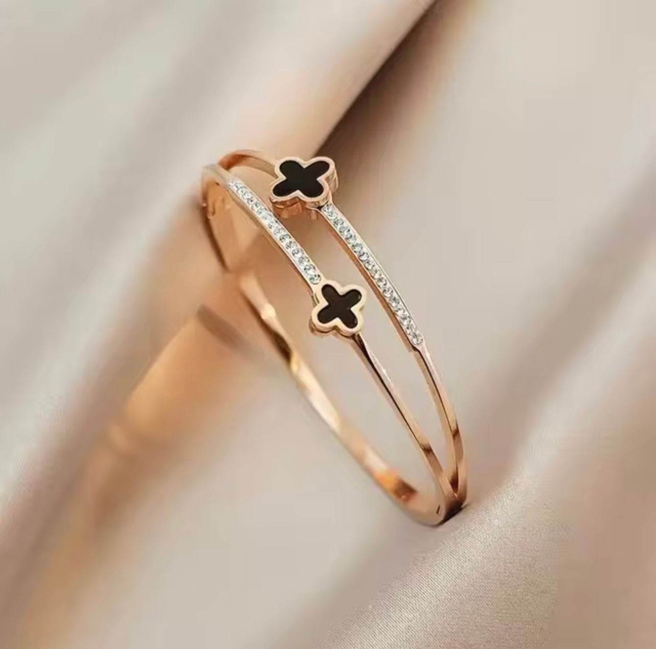 2 clover double edge bangle