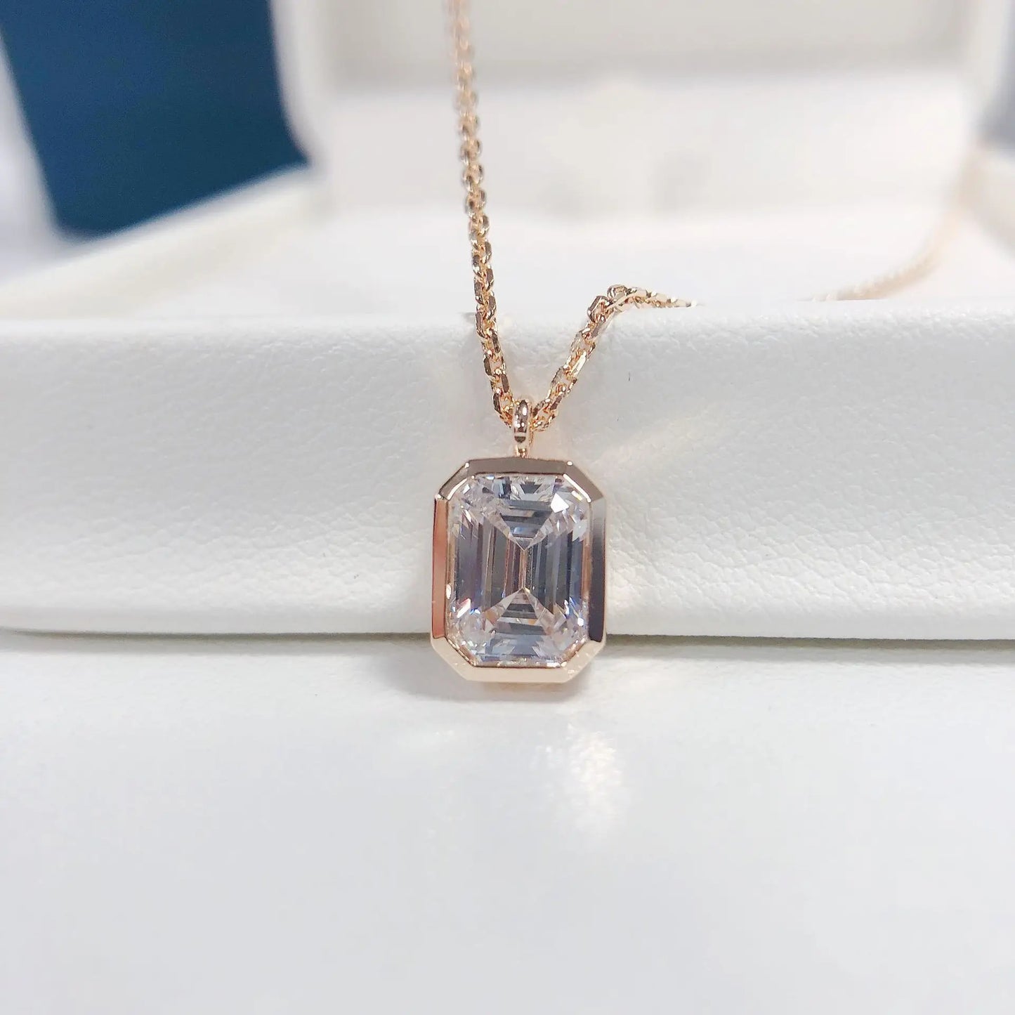 18 carrot Rose Gold Diamond Necklace Womens 2 Carat Emerald Pendant